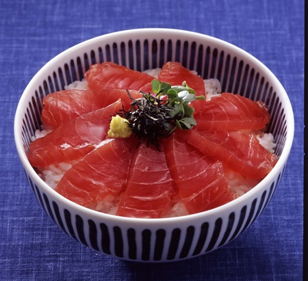 献立いろいろつゆで！マグロのづけ丼 | スマイルレシピ | イチビキ