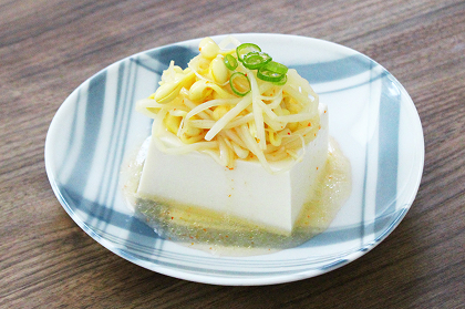 シャキシャキ大豆もやしのせ冷や奴