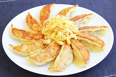 シャキシャキ大豆もやしのせ餃子